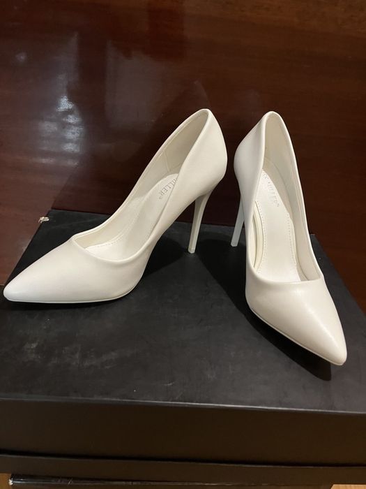 Нарядные новые туфли лодочки