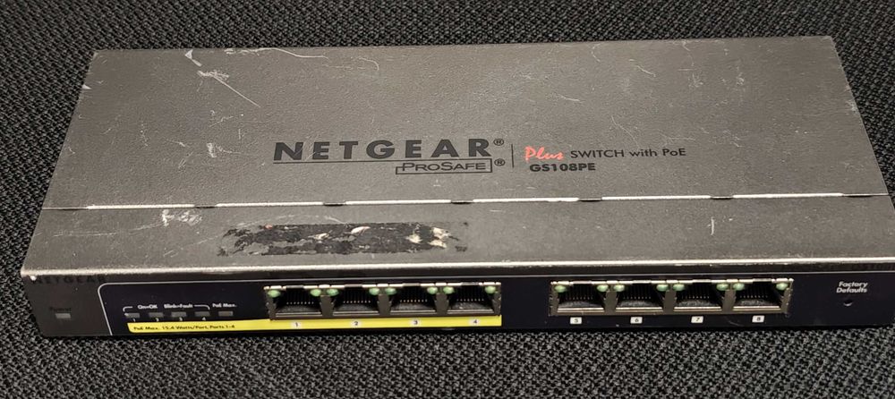 8 портови (4+4 PoE) суичове Netgear и TP-Link