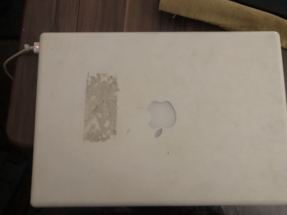 Vintage white polycarbonate apple macbook