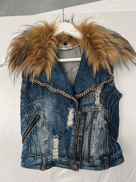 Късо дънково елече с пухена яка