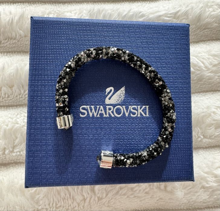 Гривна SWAROVSKI, обеци INVOKE, часовник GUESS