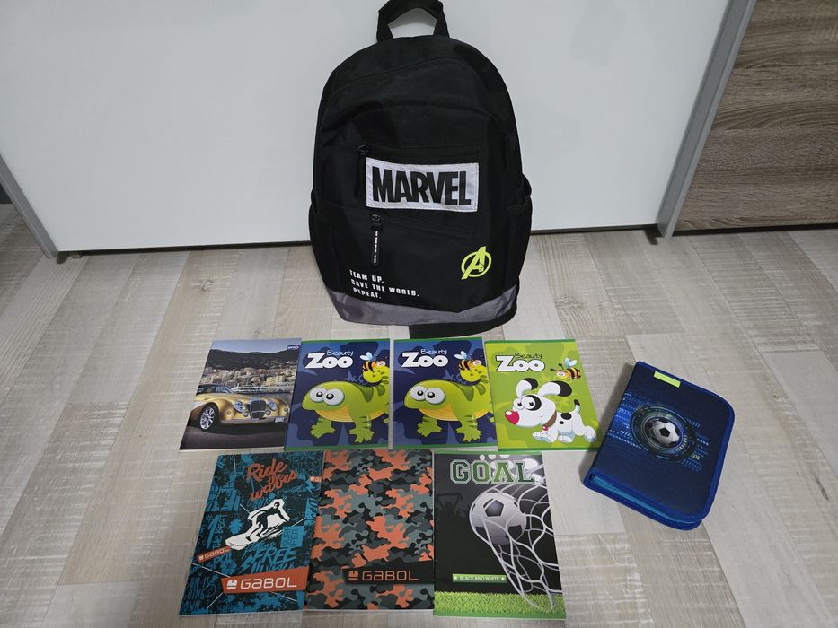Черна ученическа Раница Marvel и тетрадки