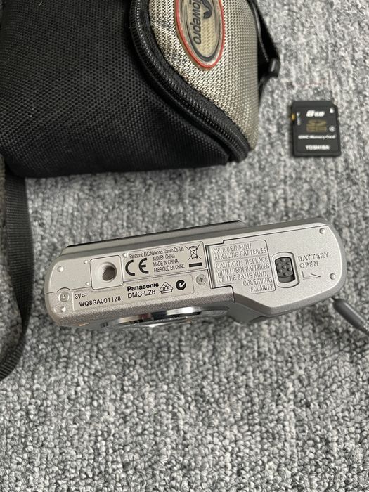 Aparat Foto Digital PANASONIC Lumix DMC-LZ8 Silver, 8.1 MP, 5X Optical Zoom Leica DC Vario, Senzor Imagine CCD, Digital Point and Shot Camera