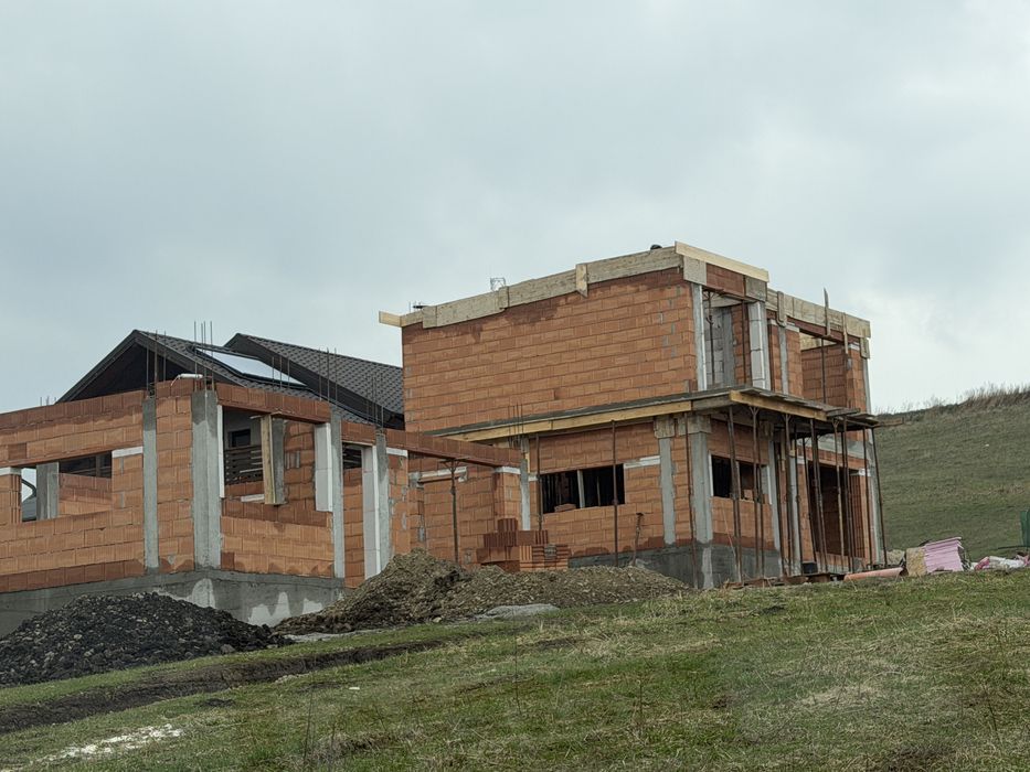 De vanzare - Case la ROSU sau la CHEIE