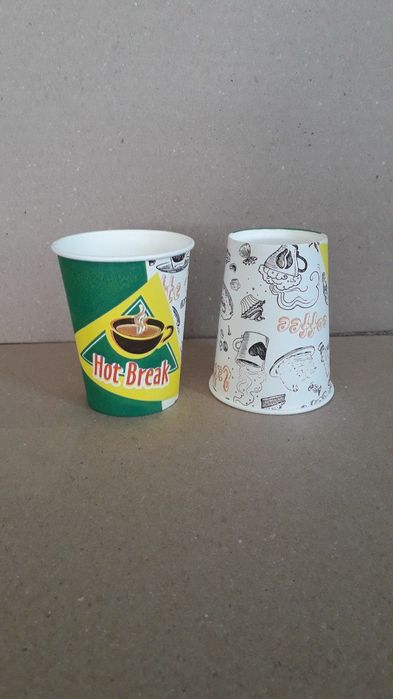 Бумажный одноразовый стакан.