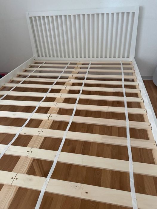 Pat alb din lemn 140/200