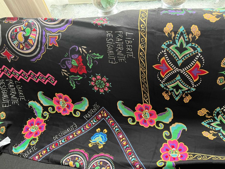 Уникален шал на Desigual