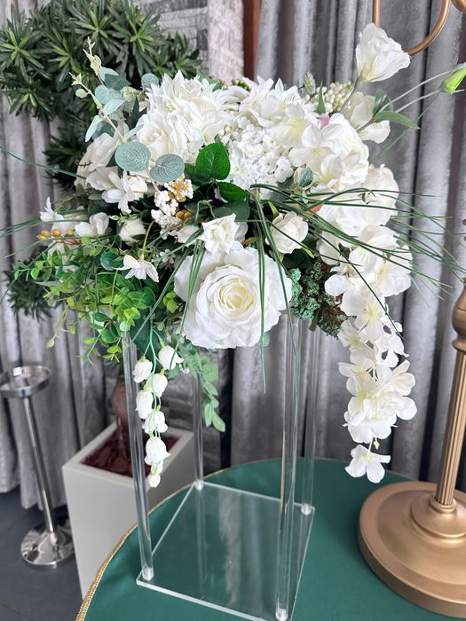 Vând aranjamente florale artificiale premium, ideale pentru mese de evenimente, nunți, botezuri sau decor locații.