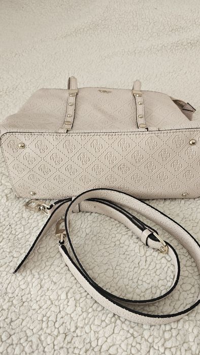 Дамска чанта на марката GUESS