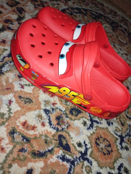 Crocs de culoare roșie