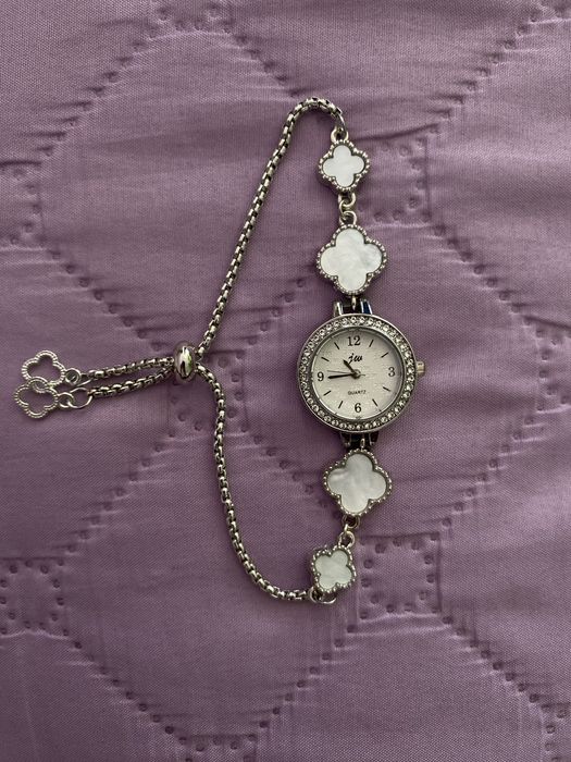 Сребриста гривна-часовник
