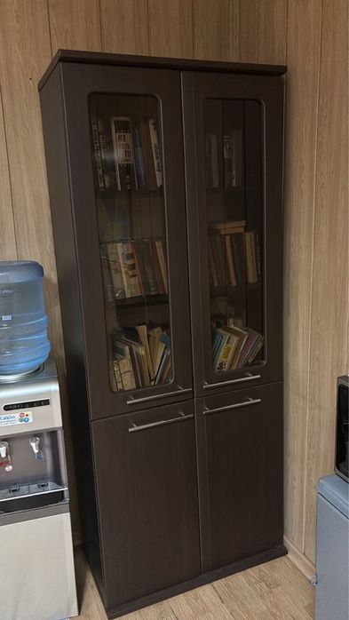 Продам столы, шкафы, комод, кресла.