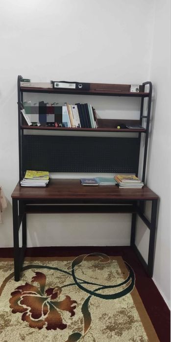 Компьютерный стол с полками и металлическим каркасом