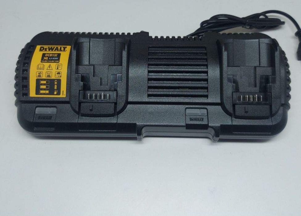 Зарядно устройство Dewalt DCB132