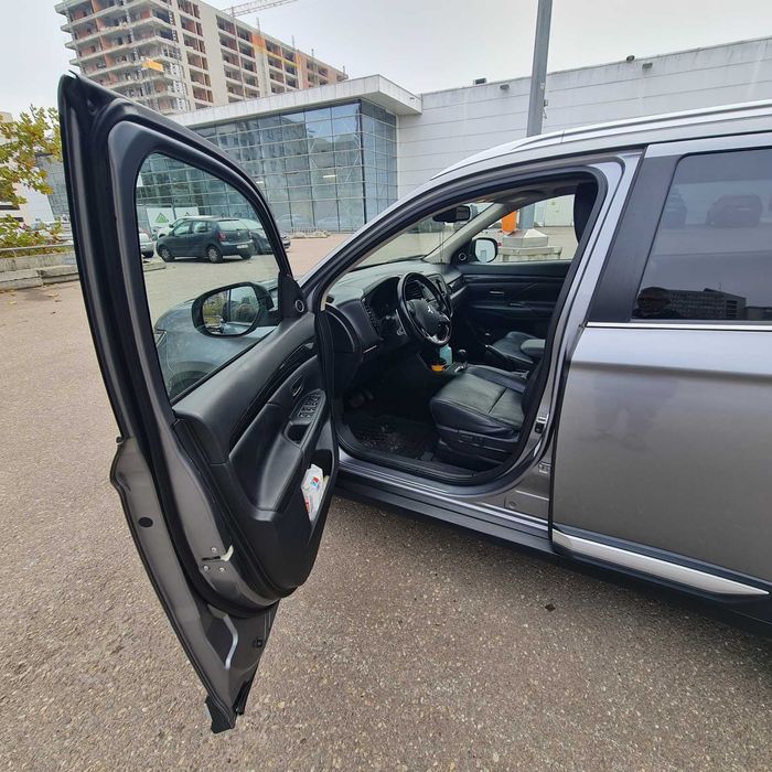 Vand MitshubishiOutlander 2015 Instyle+,fulloptions,subwoofer,7 locuri