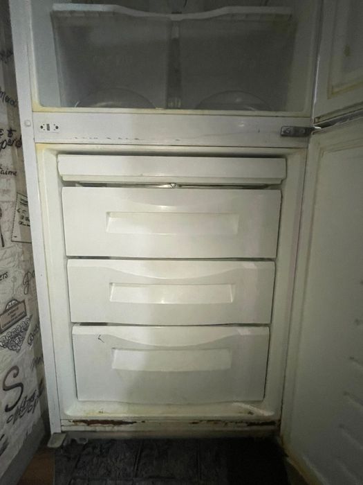 Продается бу холодильник , работает
