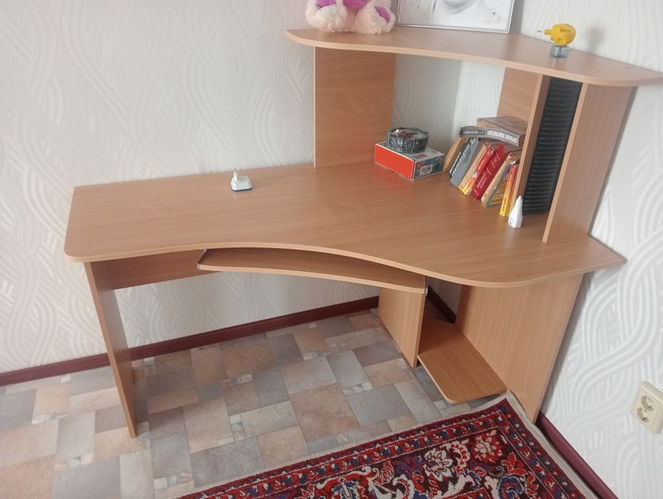 Продаю угловой стол