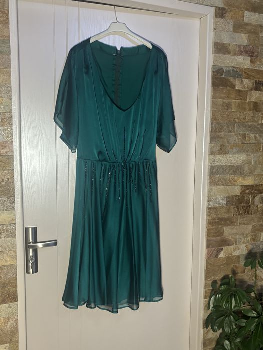 Rochie din mătase verde smarald cu aplicații prețioase
