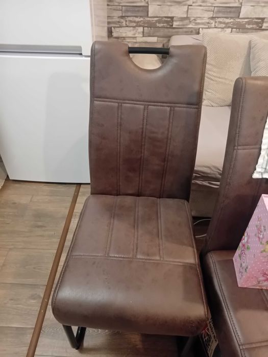 Продавам 4 броя нови столове