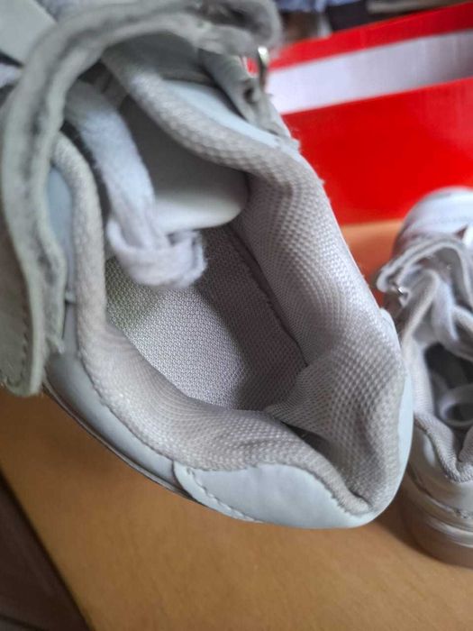 Кроссовки со светящейся подошвой.