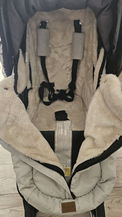 Vând cărucior Emmaljunga NXT90, 2 în 1 (landou + parte sport)