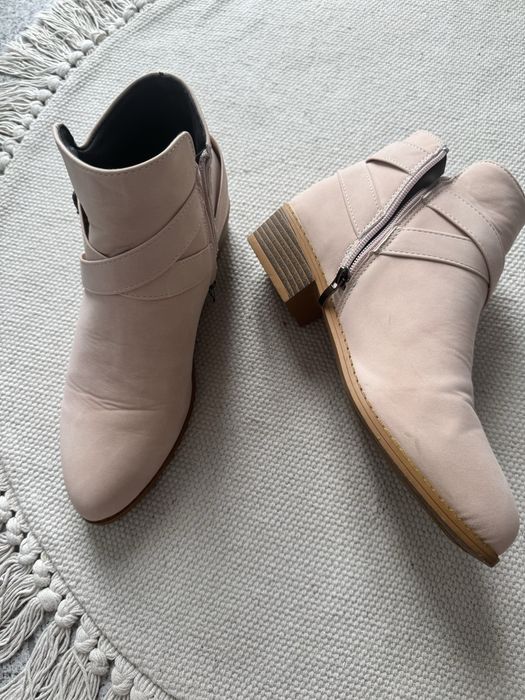 Cizme peste genunchi si ghetute ca noi!!