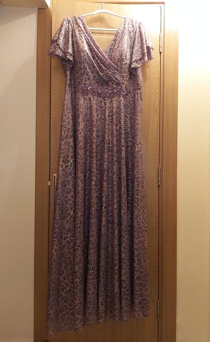 Vând rochie de gală lungă.