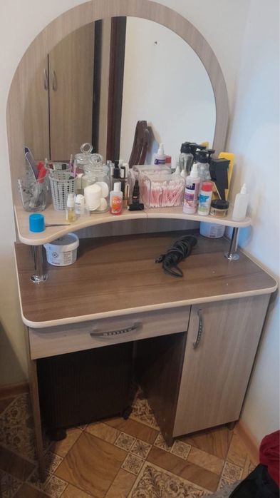 Продам гарнитур, дивар, туалетный столик ковер