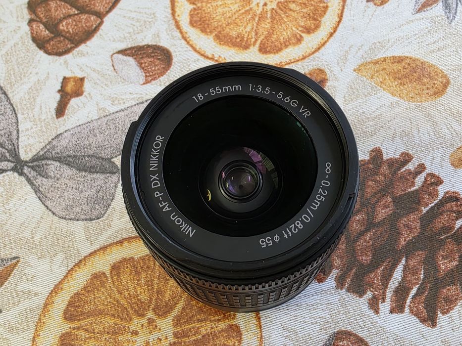 Vând nikon D3400  cu obiectiv de kit 18-55 mm