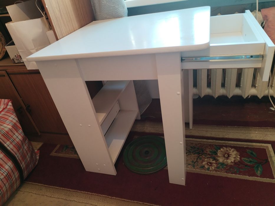 Продам новый стол книжка
