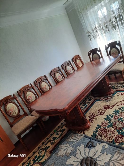 стол в гостиную в отличном состоянии