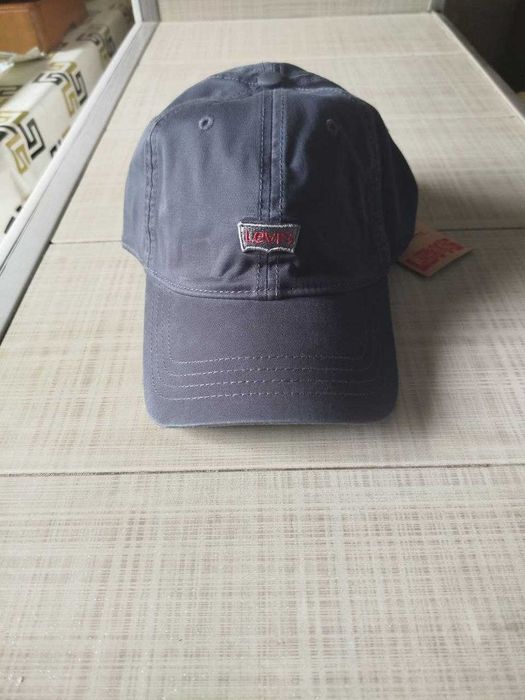 Продаю новые  кепки  разных цветов  фирма LEVIS  Таиланд звоните смел