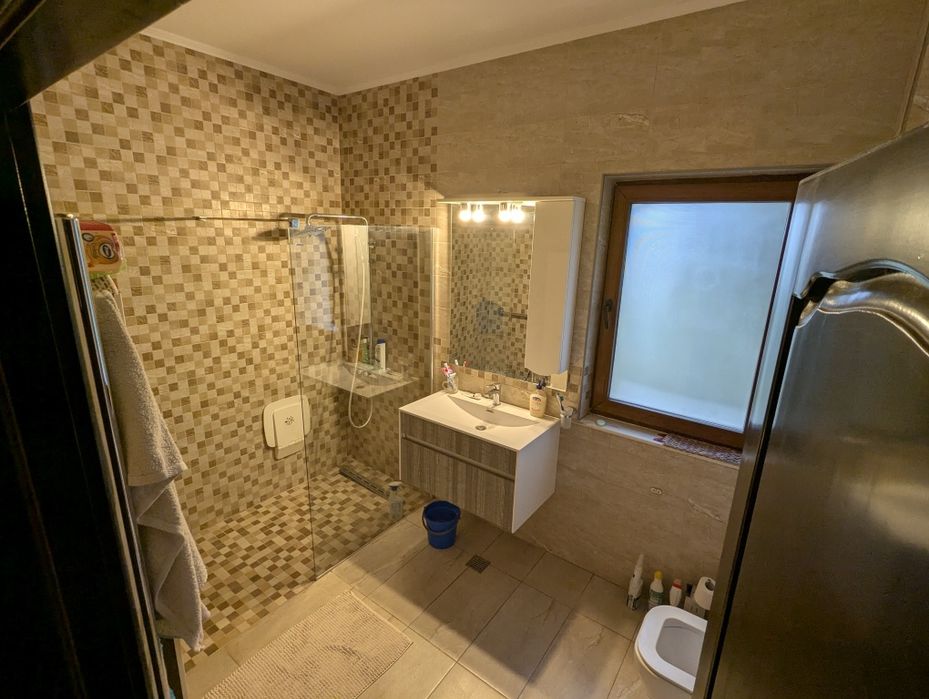 Vand casa cu etaj si teren