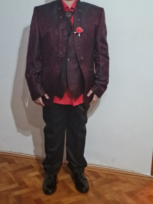 Vând costum pentru copii 9-11 ani