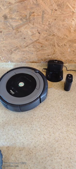 Irobot roomba  681  cu telecomanda și alimentatoare