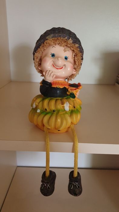 Статуэтка с висящими ножками банан