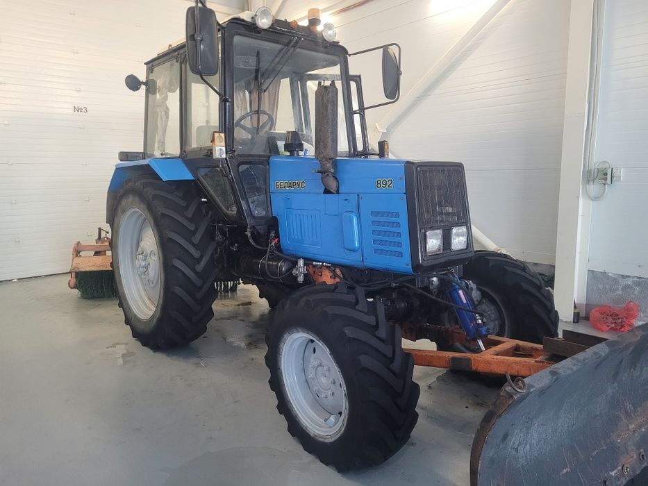 Трактор МТЗ с щеткой и отвалом