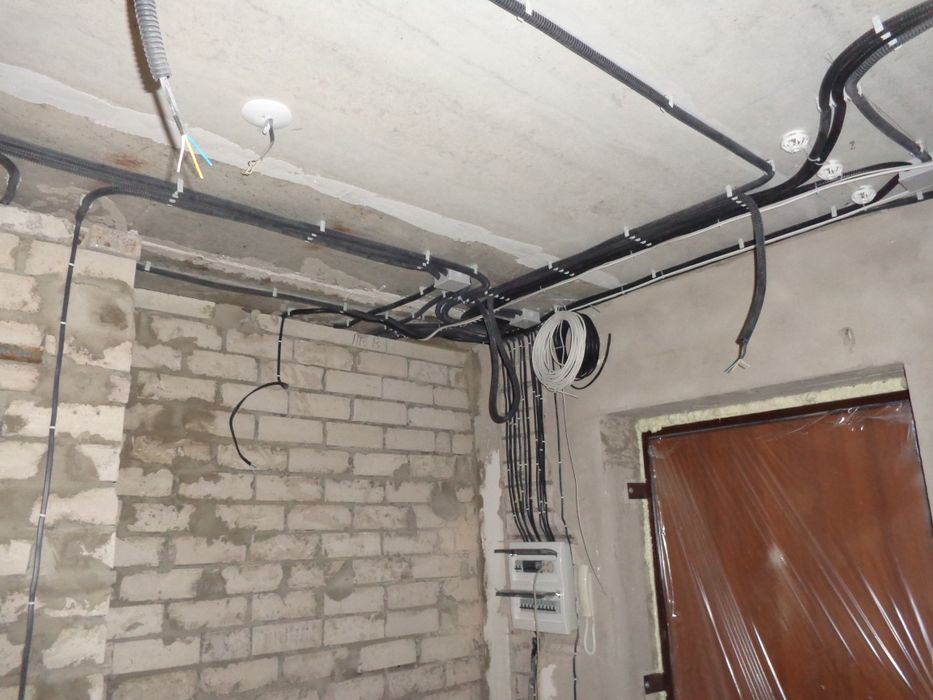 Молодой электрик