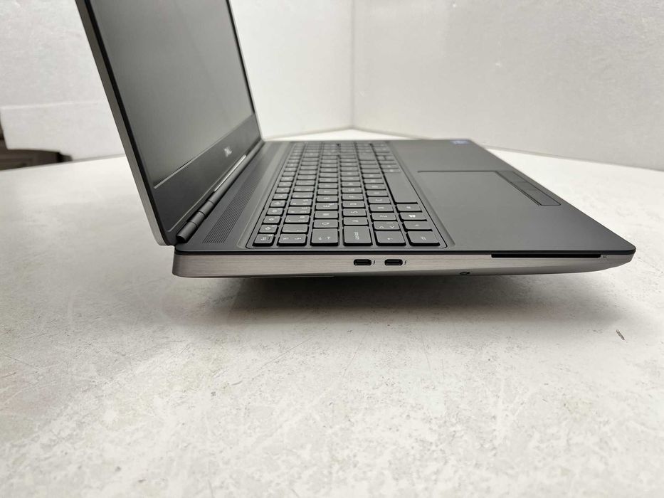 Реновиран лаптоп Dell Precision 7560 i7-11850H 32GB 1TB RTX A4000 8GB