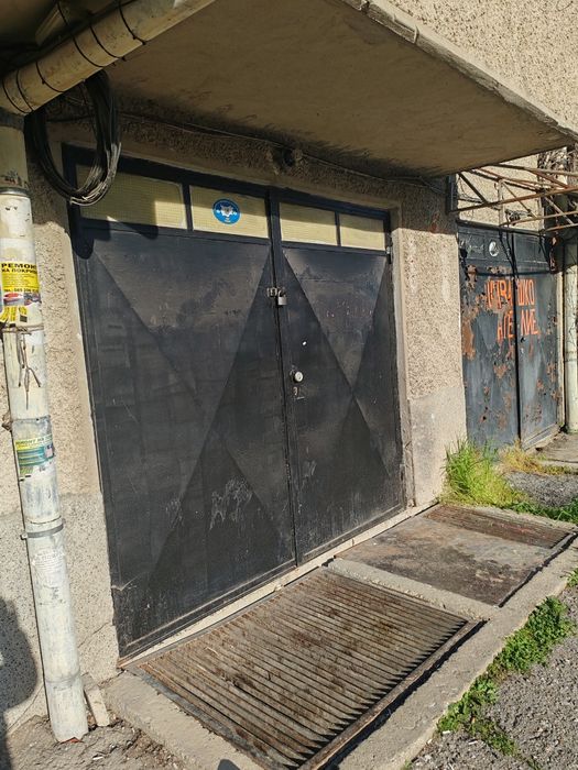 Магазин-гараж в центъра