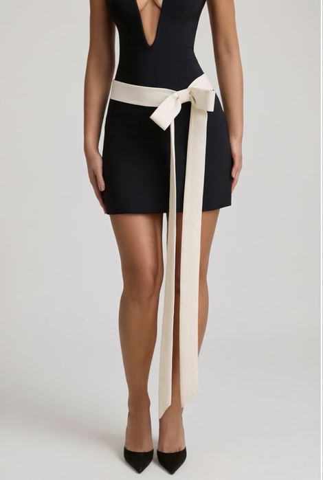 НОВА елегантна черна рокля с етикет OhPolly M размер