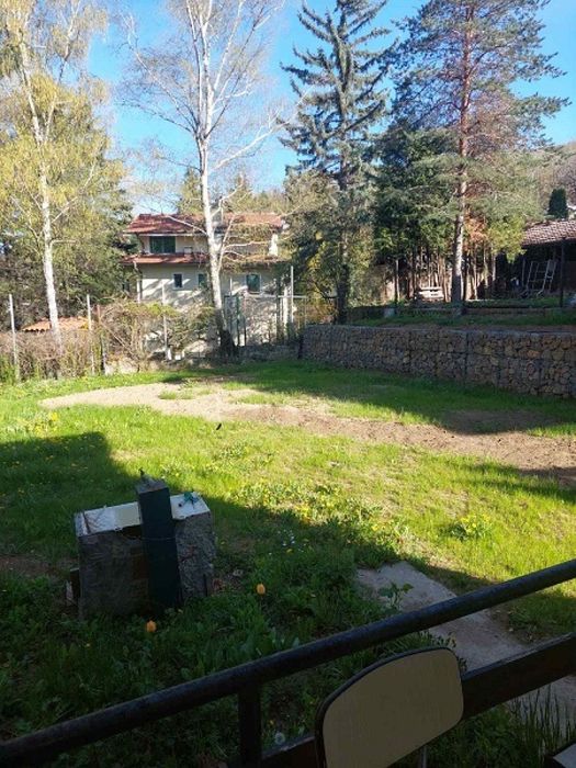 Двуетажна къща със самостоятелен двор в гр. София, кв Симеоново