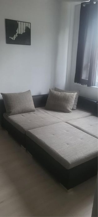 Colțar extensibil, perne incluse, aspect modern.