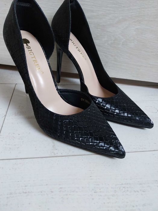 Елегантни черни обувки на висок ток нови