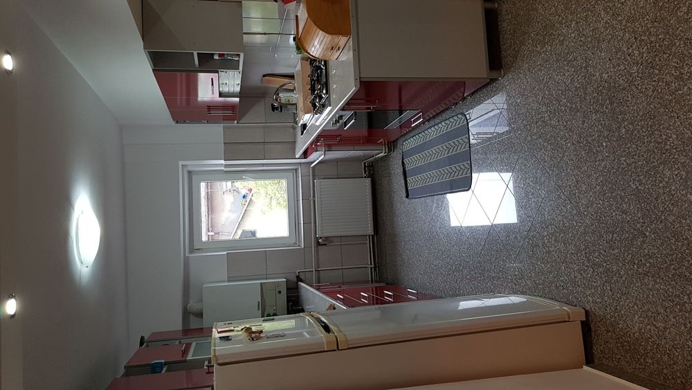 Apartament 4 camere -  semidecomandat  recompartimentat Zona Frumoasa