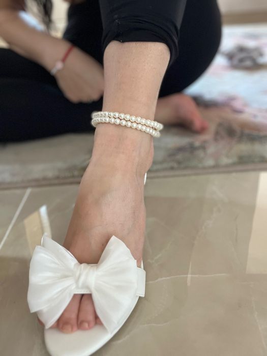 Бели сандали на нисък ток