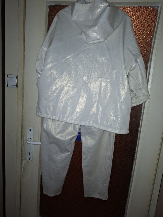 Спортно елегантен  италиански комплект,със златни нишки,шампанс