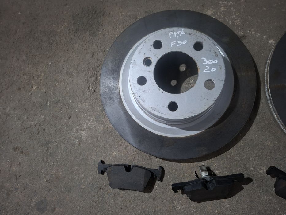 Set discuri frana fata cu plăcuțe BMW F30 F31 Allied Nippon 300 / 20  in stare foarte buna