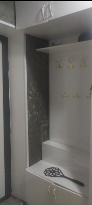 Продам шкаф в прихожую (Вешалка и 2 полки)