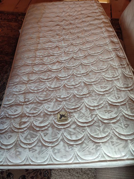 Vând saltea din burete dimensiuni 100/200 cm